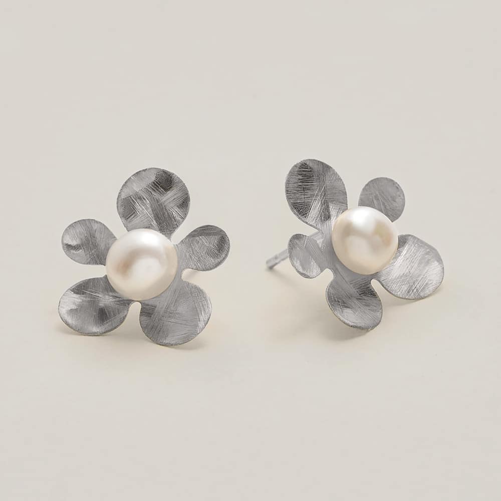 Blossom_SilverLargeDaisyStuds_1000x1000-1.jpg