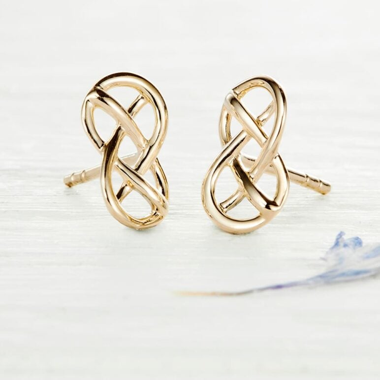 Demelza_gold_earrings_close_1852486