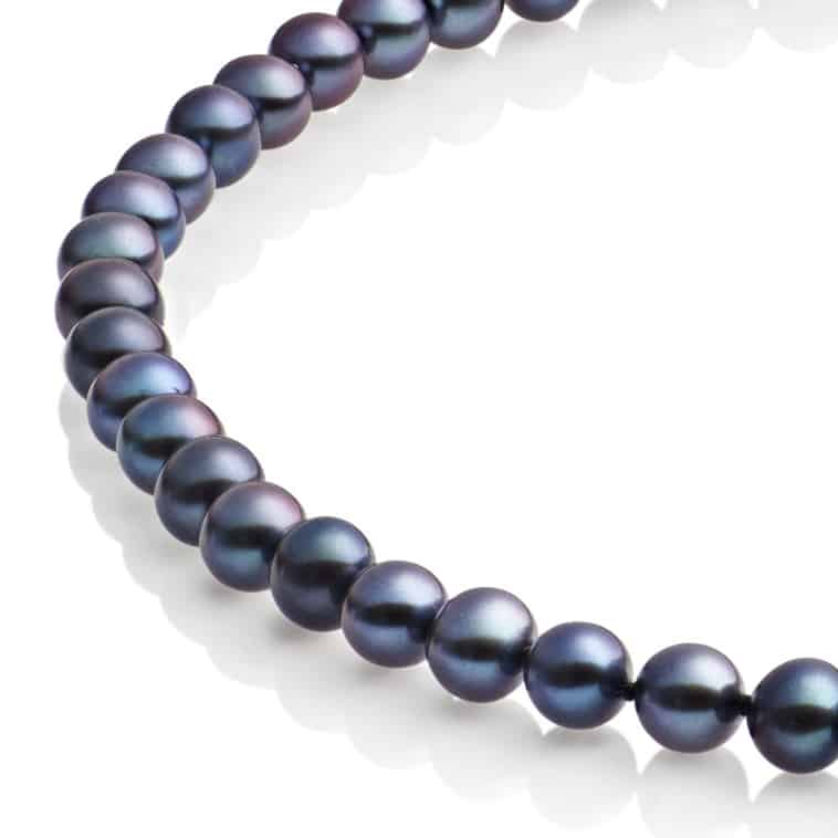 close-up-peacock-pearls-strings.jpg