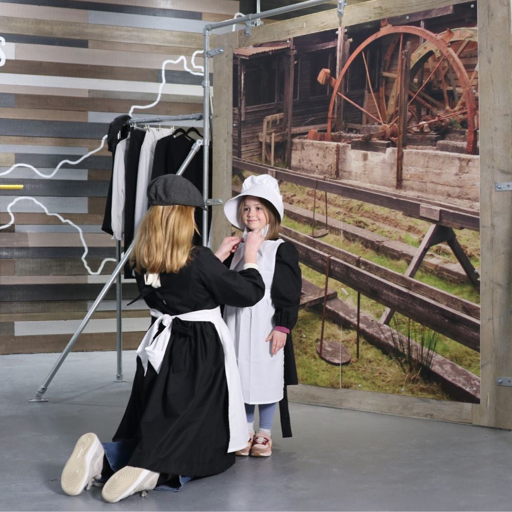 Cornwall gold dress up station